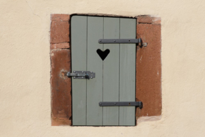 photica_Holzfenster mit Herz Holzfenster mit Herz